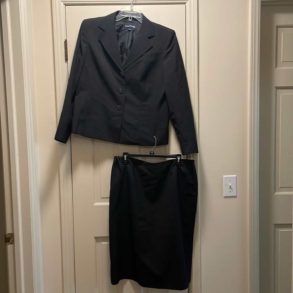 Nice Evan Picone lightweight lined skirt suit